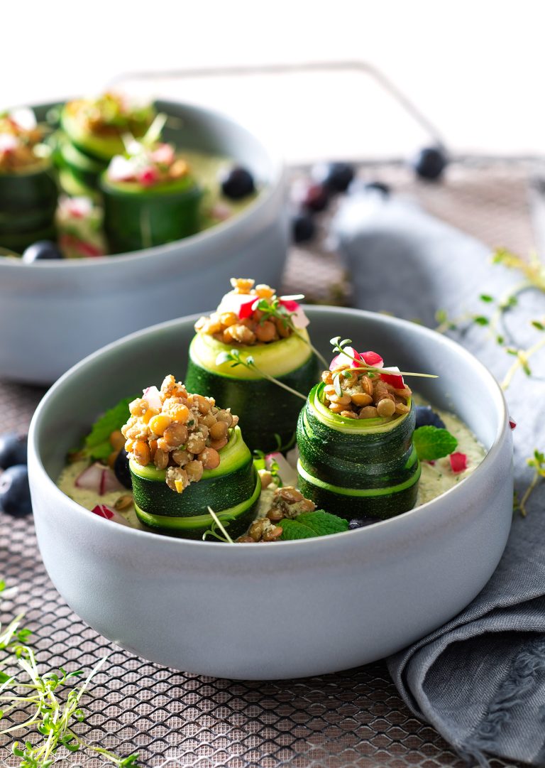 Involtini di zucchine con lenticchie al timo e salsa alla menta