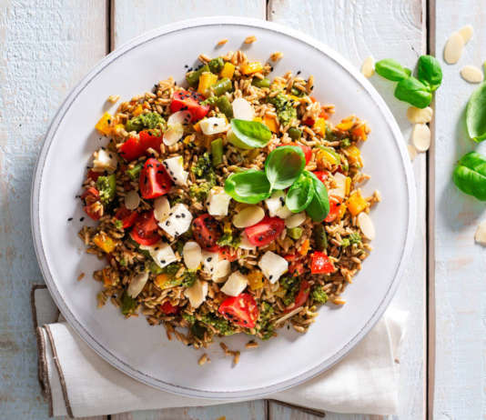 Avena al pesto con ortaggi estivi colorati