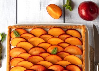 Crostata quadrata di susine