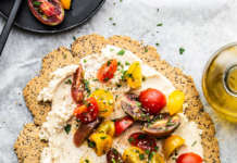 Galette di avena con crema di anacardi e pomodorini