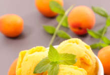 Gelato cremoso alle albicocche