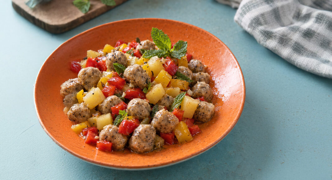 Gnocchetti di grano saraceno e semi di papavero con peperoni