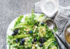 Insalata di rucola e avocado con feta e frutti di bosco