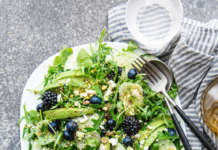 Insalata di rucola e avocado con feta e frutti di bosco