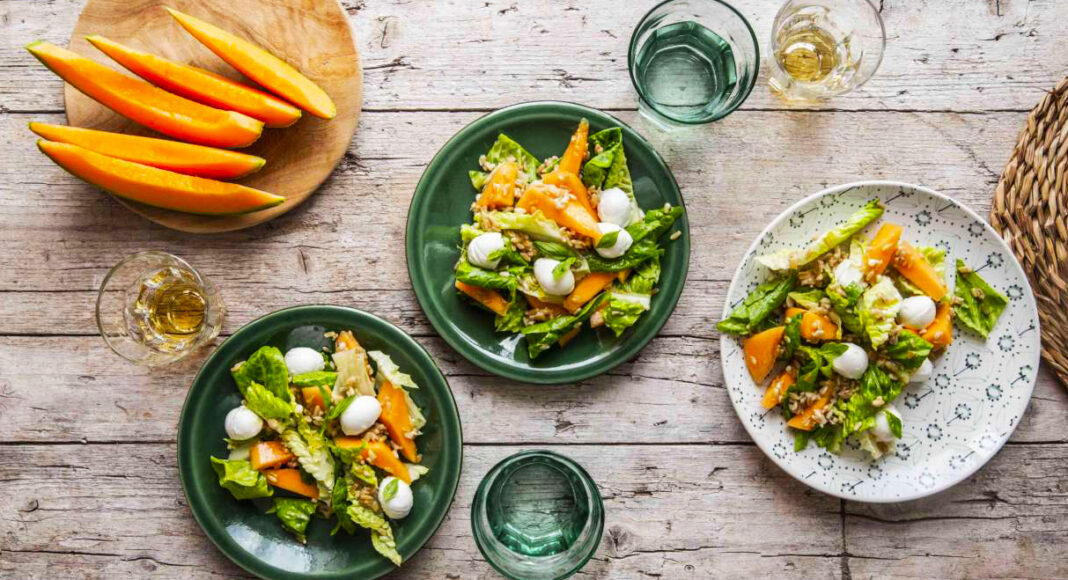 Insalata estiva all'avena con lattuga romana, melone e mozzarelline
