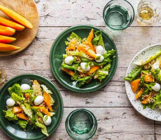 Insalata estiva all'avena con lattuga romana, melone e mozzarelline