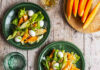 Insalata estiva all'avena con lattuga romana, melone e mozzarelline