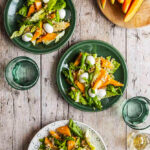 Insalata estiva all'avena con lattuga romana, melone e mozzarelline
