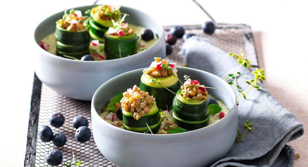 Involtini di zucchine con lenticchie al timo e salsa alla menta