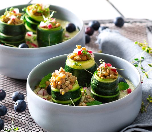 Involtini di zucchine con lenticchie al timo e salsa alla menta