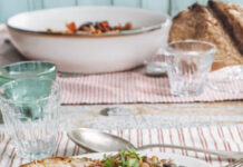 Stufato estivo di fagioli dell'occhio