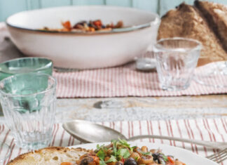 Stufato estivo di fagioli dell'occhio