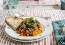 Stufato estivo di fagioli dell'occhio