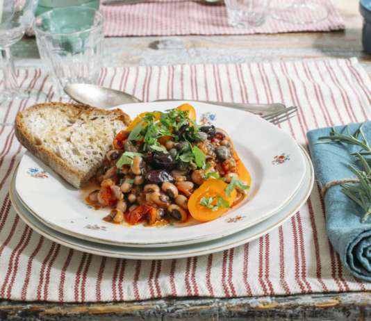 Stufato estivo di fagioli dell'occhio