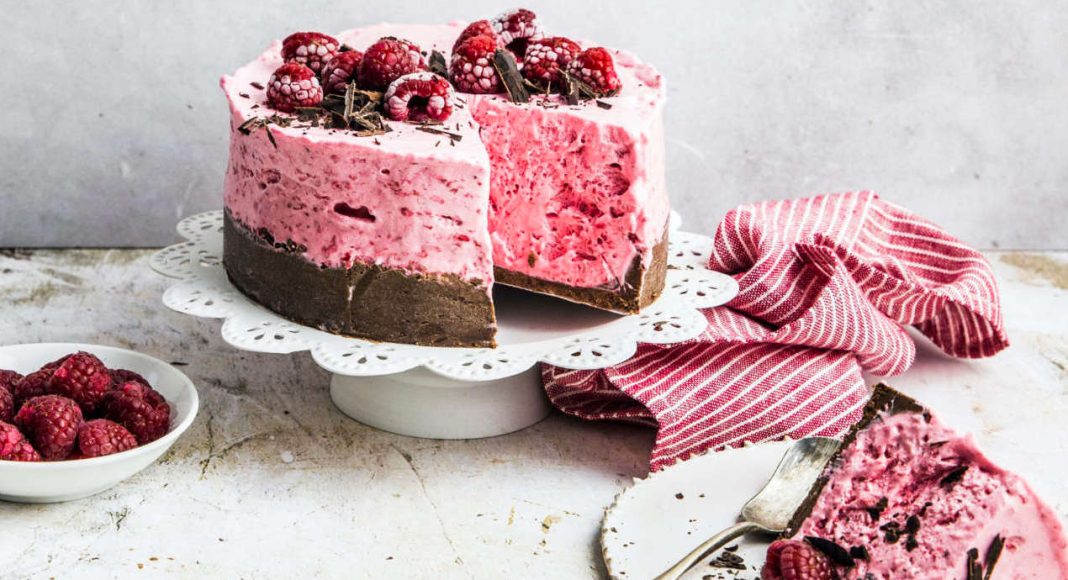 Torta senza cottura al cacao con mousse gelata di lamponi e cioccolato