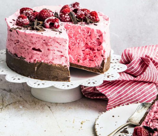 Torta senza cottura al cacao con mousse gelata di lamponi e cioccolato
