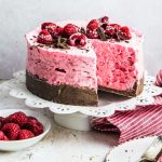 Torta senza cottura al cacao con mousse gelata di lamponi e cioccolato