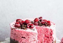 Torta senza cottura al cacao con mousse gelata di lamponi e cioccolato
