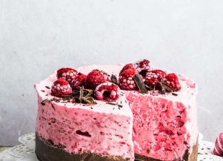 Torta senza cottura al cacao con mousse gelata di lamponi e cioccolato