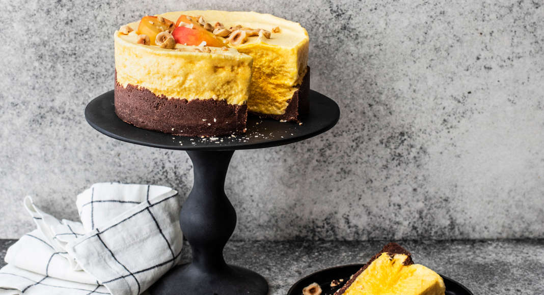 Torta senza cottura al cacao con mousse gelata di pesche