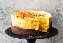Torta senza cottura al cacao con mousse gelata di pesche