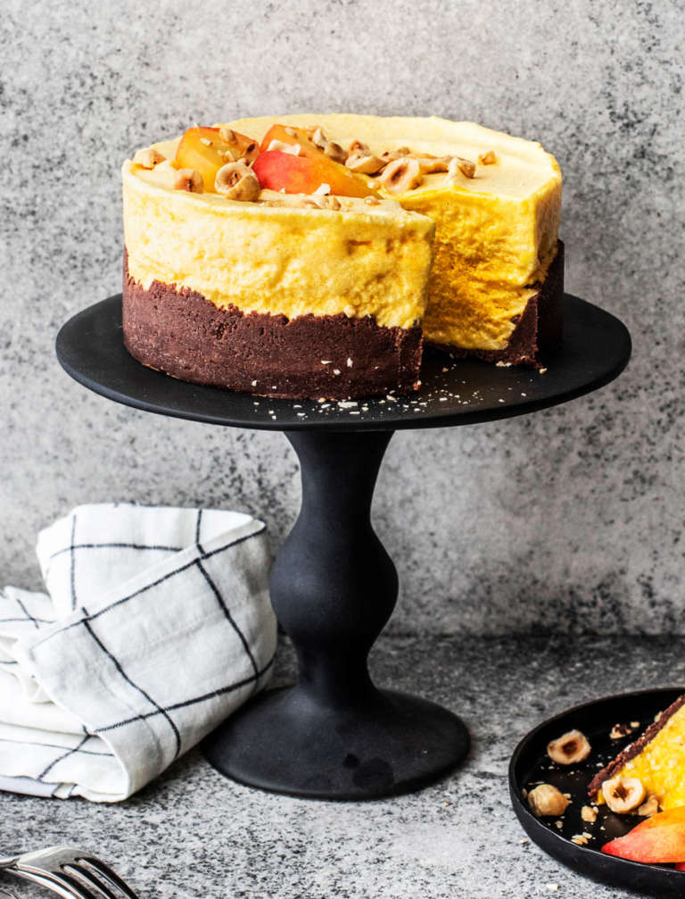 Torta senza cottura al cacao con mousse gelata di pesche