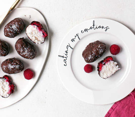 Praline al cocco con cioccolato e lamponi