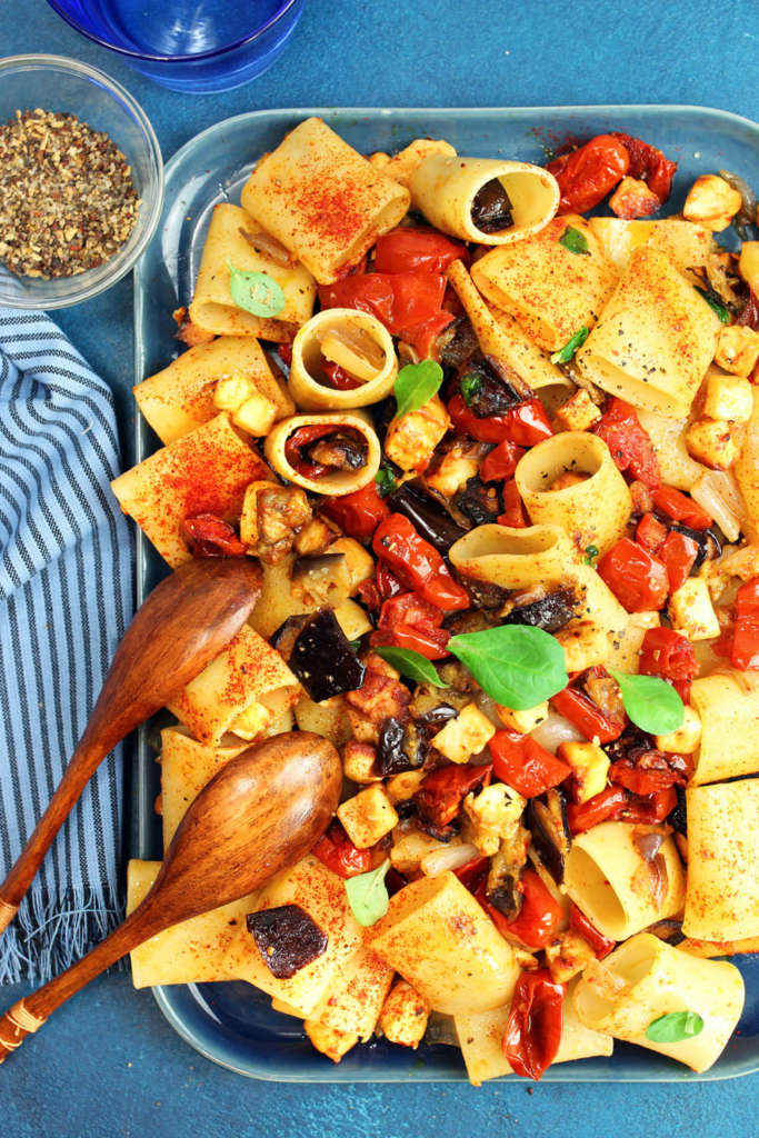 Paccheri con melanzane, pomodori e feta al forno - Cucina Naturale