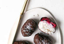 Praline al cocco con cioccolato e lamponi