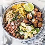Buddha bowl con fagioli borlotti freschi avocado e tofu marinato