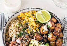 Buddha bowl con fagioli borlotti freschi avocado e tofu marinato