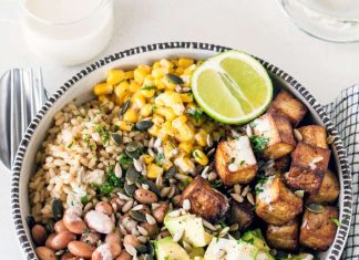 Buddha bowl con fagioli borlotti freschi avocado e tofu marinato