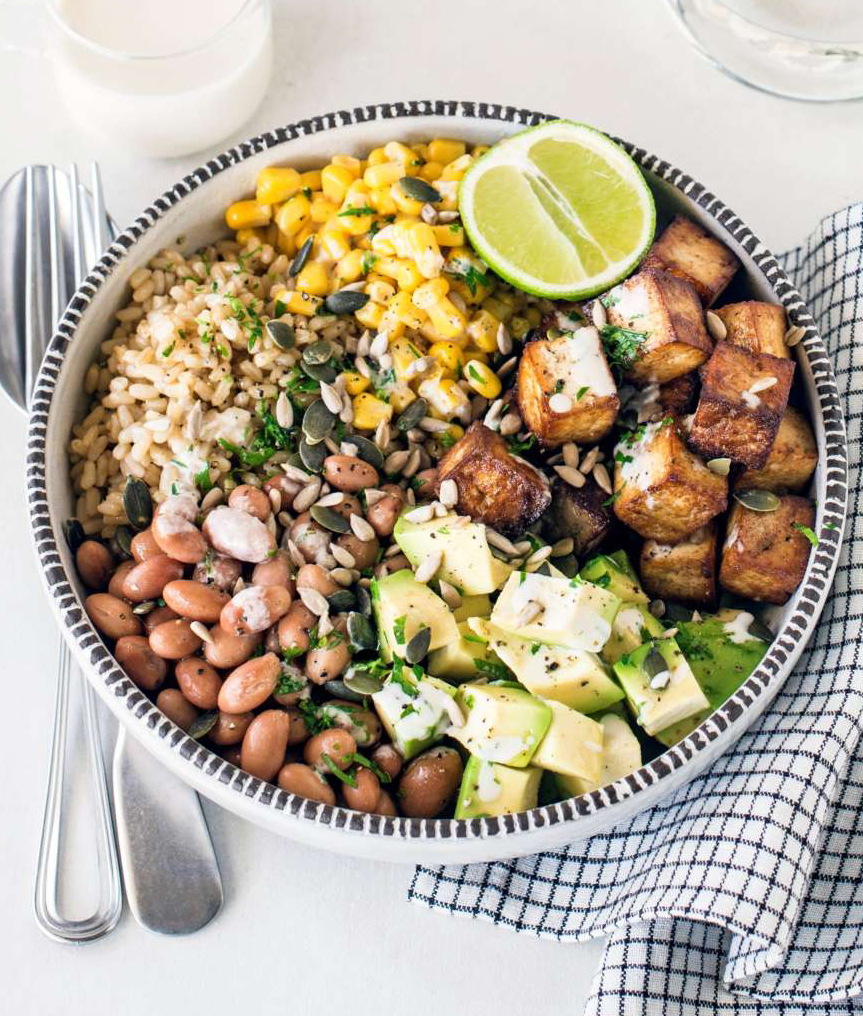 Buddha bowl con fagioli borlotti freschi avocado e tofu marinato