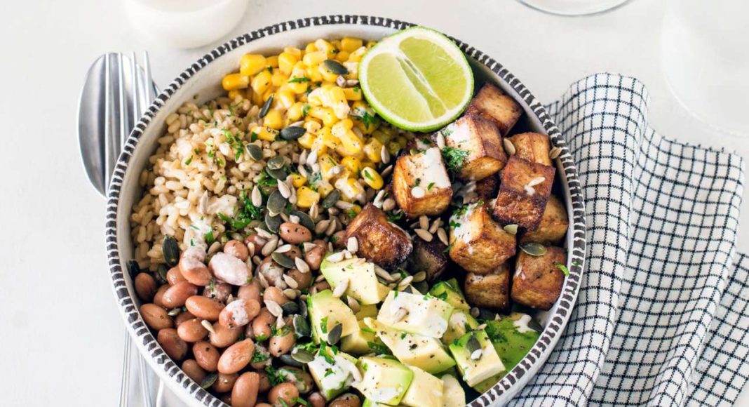 Buddha bowl con fagioli borlotti freschi avocado e tofu marinato