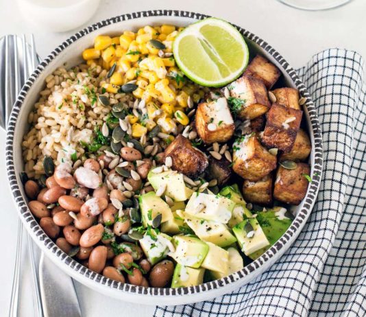 Buddha bowl con fagioli borlotti freschi avocado e tofu marinato