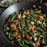 Gnocchetti agli spinaci con finferli e briciole di roquefort