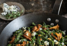 Gnocchetti agli spinaci con finferli e briciole di roquefort