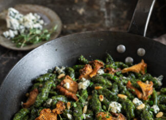 Gnocchetti agli spinaci con finferli e briciole di roquefort