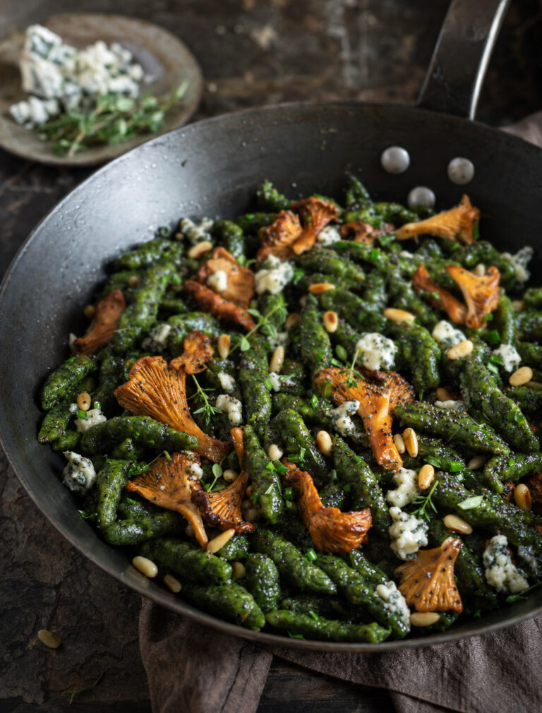 gnocchetti-spinaci-finferli Gnocchetti agli spinaci con finferli e briciole di roquefort