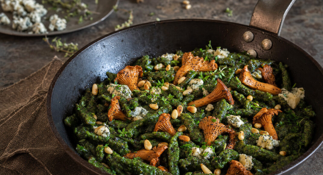Gnocchetti agli spinaci con finferli e briciole di roquefort