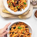 Pennette di mais con salsa di ceci, olive e capperi