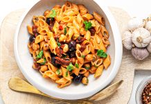 Pennette di mais con salsa di ceci, olive e capperi