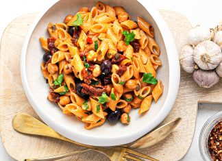 Pennette di mais con salsa di ceci, olive e capperi