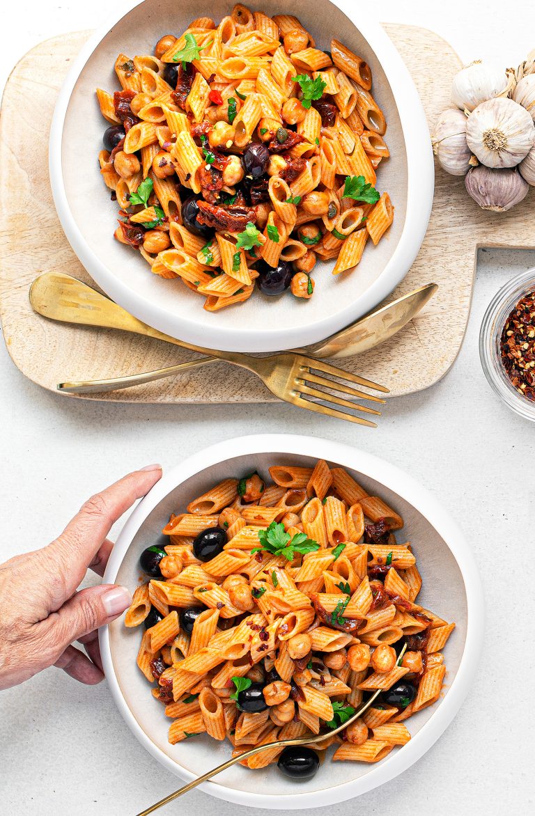 Pennette di mais con salsa di ceci, olive e capperi