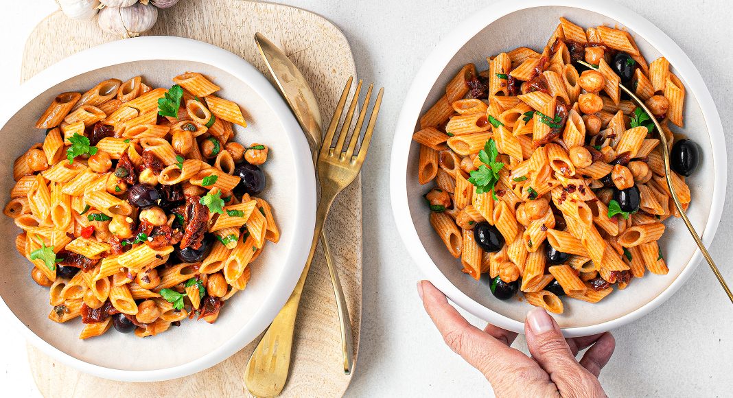 Pennette di mais con salsa di ceci, olive e capperi