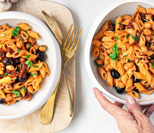 Pennette di mais con salsa di ceci, olive e capperi