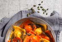 Ravioli ai due colori di zucca, porri e noci