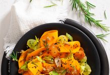 Zucca marinata con uva allo zenzero e cipolline caramellate