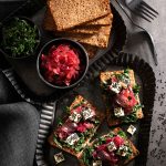 Bruschette con cavolo nero, cipolle caramellate e provolone ai semi