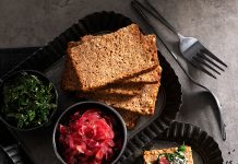 Bruschette con cavolo nero, cipolle caramellate e provolone ai semi